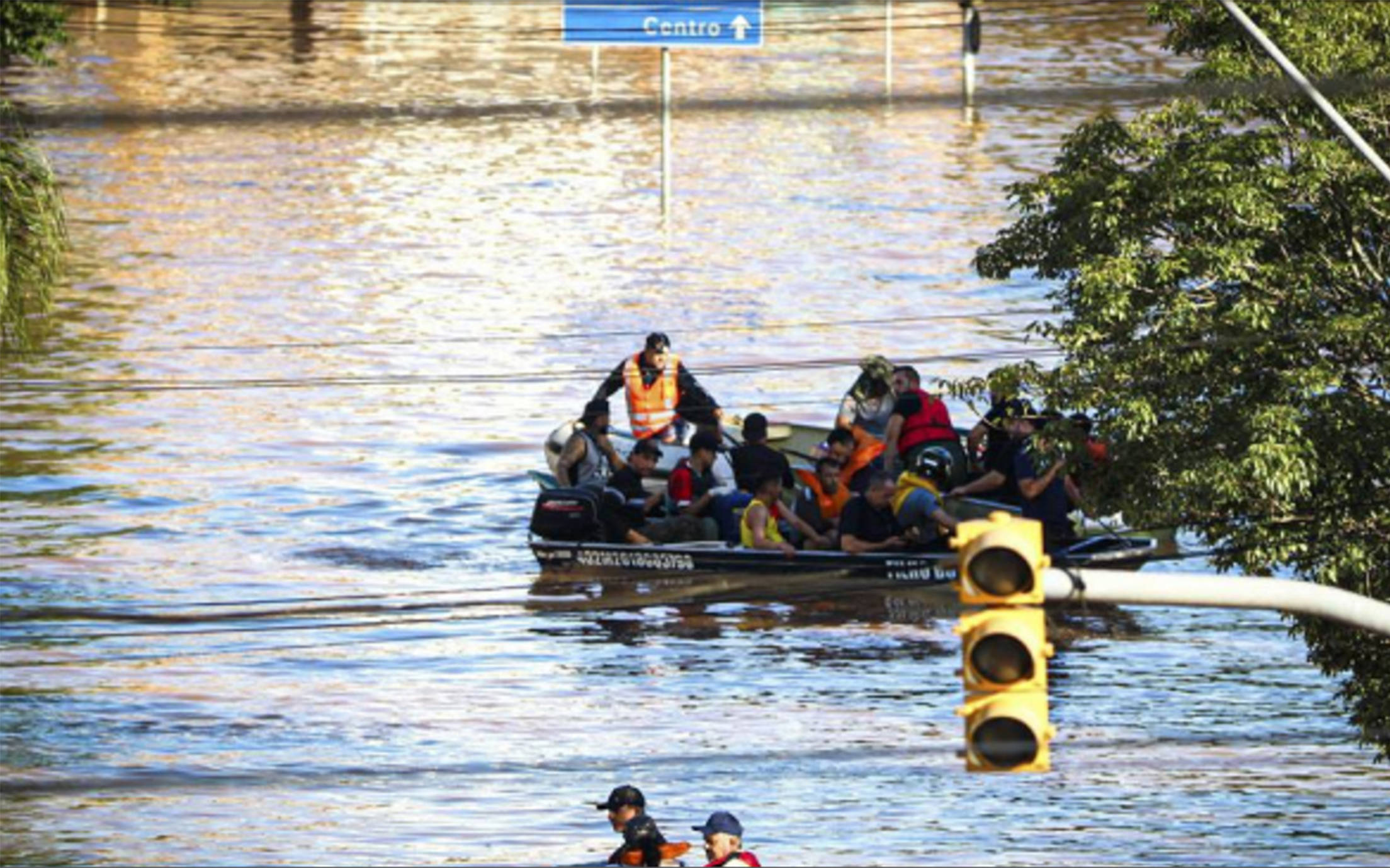 Rescue team on boat. Photo: Gilmar Alves/ASI/Agencia estado via AFP