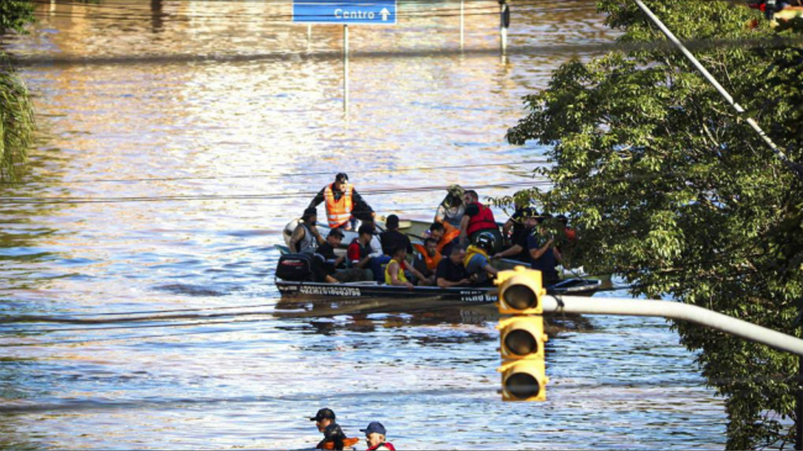 Rescue team on boat. Photo: Gilmar Alves/ASI/Agencia estado via AFP
